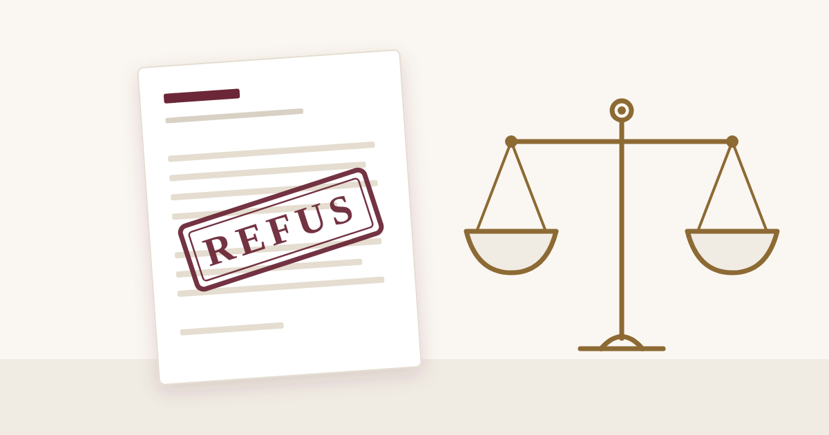 Courrier d'un assureur tamponné « Refus » à côté d'une balance de la justice en équilibre